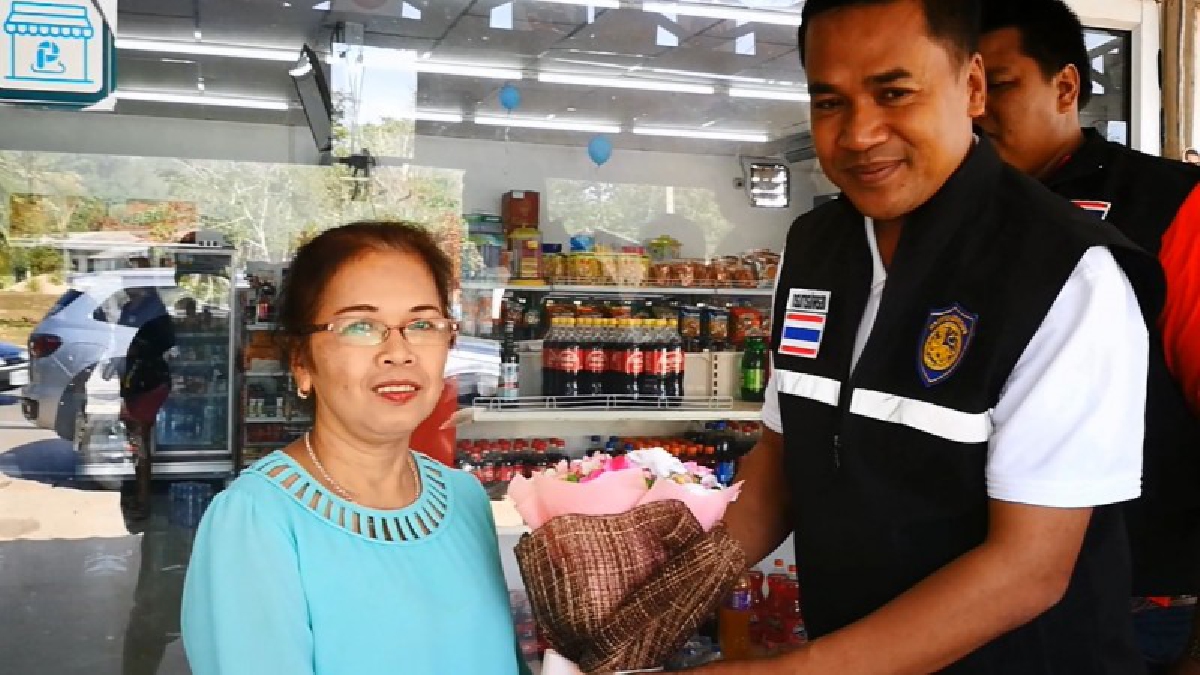 กำนันคนดังที่จับวัยรุ่นซื้อน้ำแข็ง หอบช่อดอกไม้ขอขมาป้าร้านมินิมาร์ท หลังไปกล่าวหา"ค้ายาแก้ไออย่างผิดกฎหมาย" (คลิป)