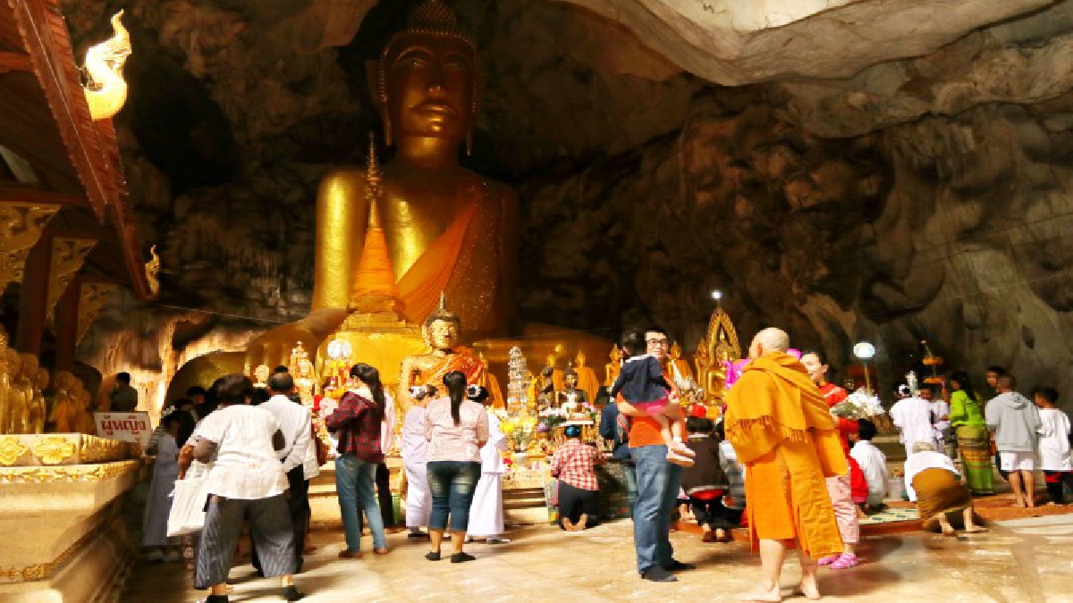 ประเพณีหกเป็ง..ชาวพุทธร่วมสรงน้ำพระเจ้าตนหลวง อายุราว 426 ปี วัดถ้ำตับเตา