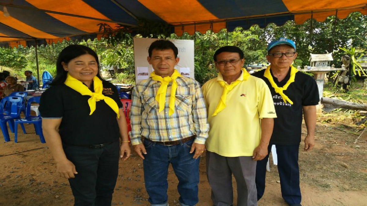 ประชาชนจิตอาสา..ช่วยกันซ่อมแซมบ้าน ให้กับชาวบ้านผู้ถูกพายุพัดบ้านพังที่พิมาย (มีคลิป)