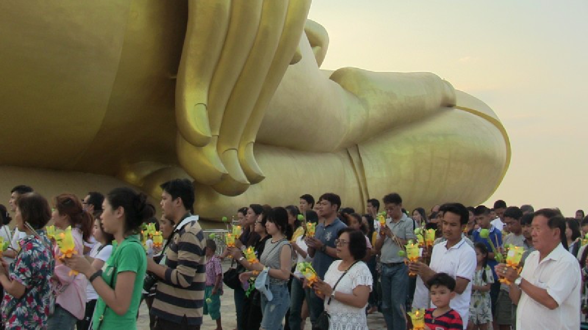 นักท่องเที่ยวแห่เวียนเทียนรอบองค์พระใหญ่วัดม่วงเนื่องในวันมาฆบูชา เสริมสิริมงคลชีวิต