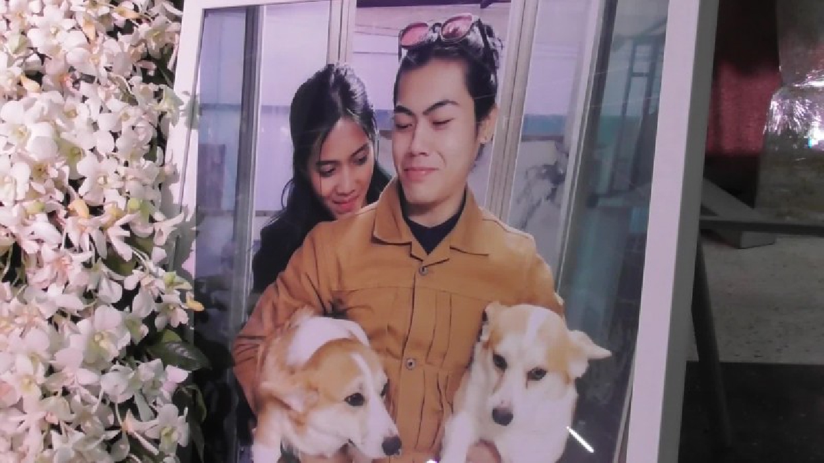 "คู่รักเกิดวันเดียวกัน ตายวันเดียวกัน" ดั่งบุพเพสันนิวาส ญาตินำศพตั้งสวดอภิธรรมคู่กัน สร้างเมรุลอยเตรียมเผาศพคู่ ให้อยู่คู่กันตลอดกาล (คลิป)