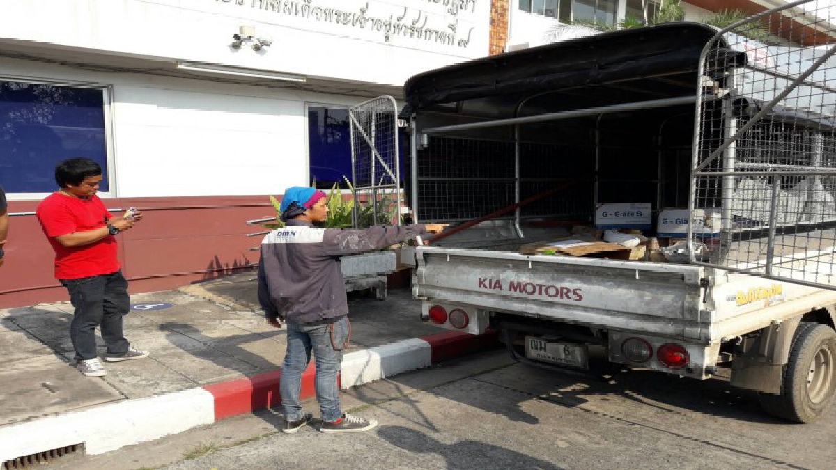 โจรสุดแสบ ย่องเบางัดกรงเหล็กท้ายรถกระบะ ขโมยเครื่องมือช่าง เจ้าของโอด..แล้วพรุ่งนี้จะเอาอะไรไปทำงาน (คลิป)