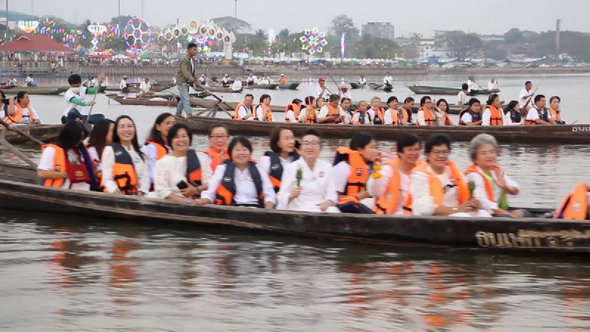 สุดอลังการ !! คนแห่ร่วมเวียนเทียนทางน้ำรอบวัดติโลกอารามหนึ่งเดียวในโลก กลางกว๊านพะเยาในวันมาฆบูชา