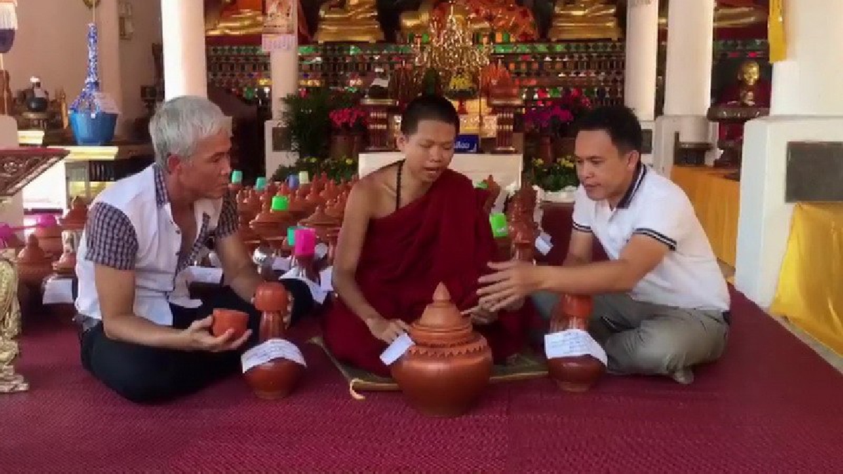 สุดแปลกหาดูยากจริงๆ !! ประเพณี ตานน้ำต้น-น้ำหม้อ วันมาฆะบูชา วัดดังใน จ.พะเยา หลังหายไปกว่า 30 ปี