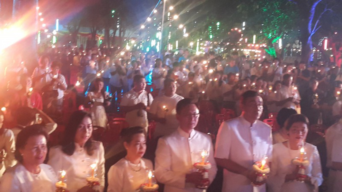 พุทธศาสนิกชนกว่า 15,000 คน ร่วมรับฟังโอวาทปาฏิโมกข์ - เวียนเทียนรอบรอยพระพุทธบาทคู่ยุคทวารวดีที่ใหญ่และเก่าแก่กว่า 1,560 ปี ตลอดคืน