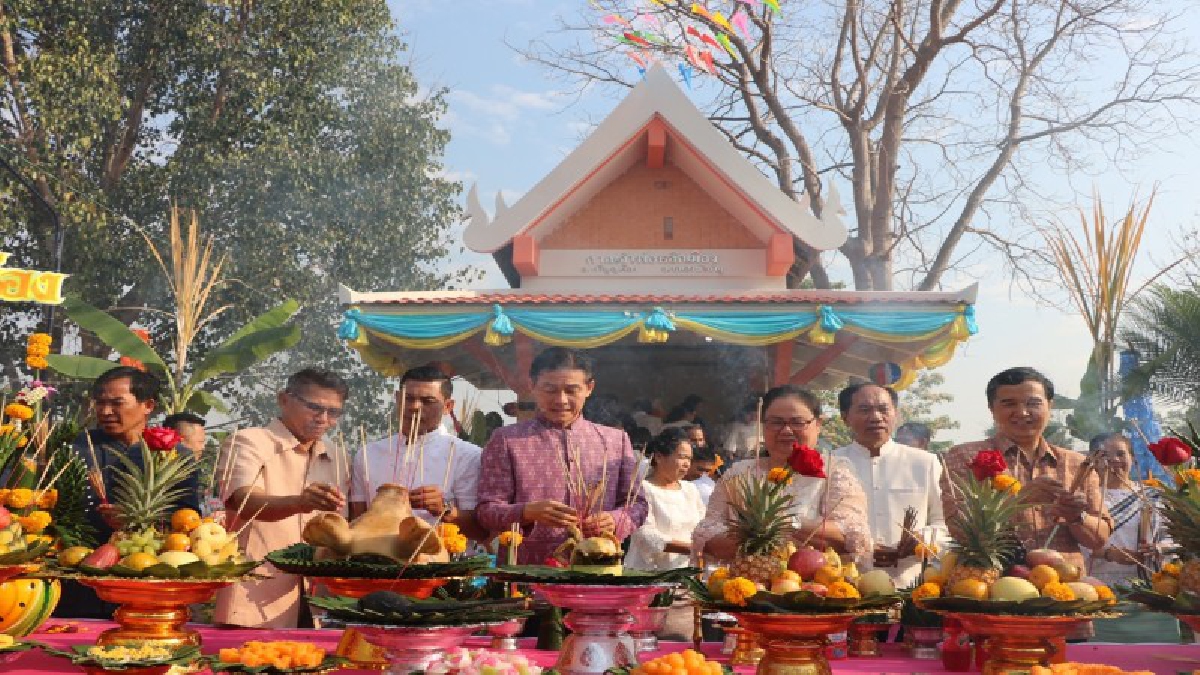 อลังการสาวงามศรีบุญเรืองกว่า 1,000 คน รำบวงสรวงศาลหลักเมืองครบรอบ 53 ปี (มีคลิป)