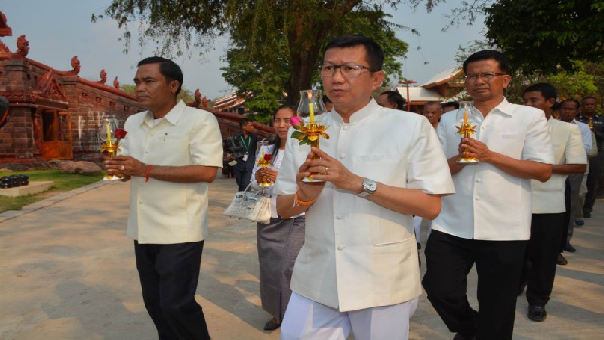 ผู้ว่า 2 ชาติ..นำชาวพุทธไทย-กัมพูชา เวียนเทียนรอบมณฑปหลวงปู่สรวง ศรีสะเกษ ในวันมาฆบูชาอาเซียน (ชมคลิป)