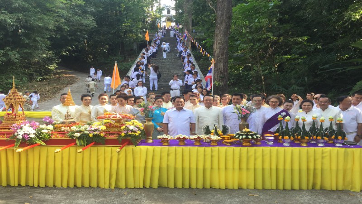 ชาวตะกั่วป่าร่วมสืบสานประเภณีแห่ขบวนบุษบกพระบรมสารีริกธาตุขึ้นเขาพระบาทเนื่องในวันมาฆบูชา (ชมคลิป)