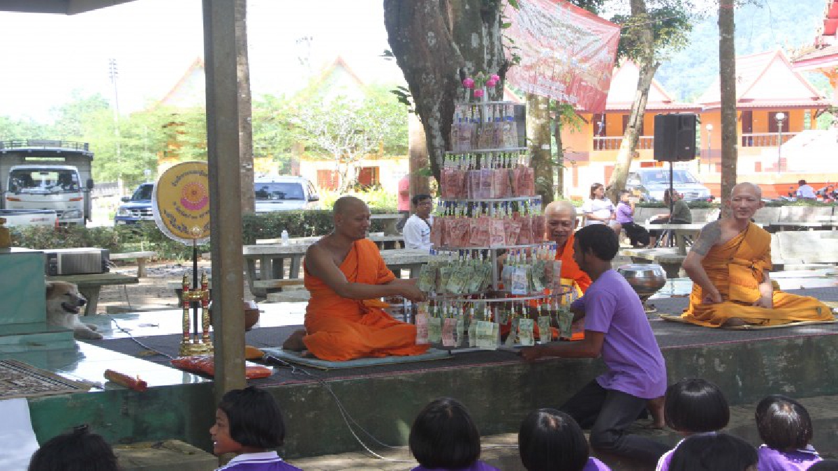 แปลกดี !!! จัดทอดผ้าป่ายางพารา นำเงินเข้าวัดในวันมาฆบูชา ปีที่ 21 (ชมคลิป)