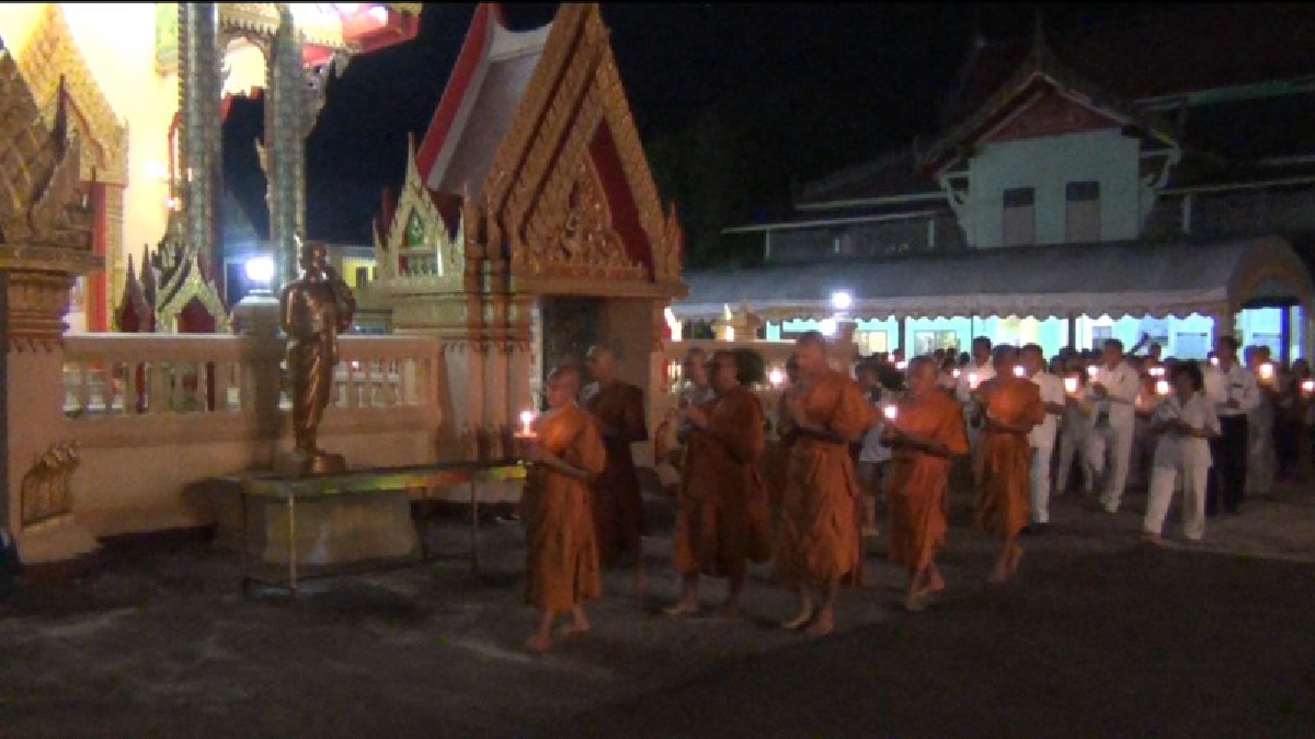 พุทธศาสนิกชนพังงา ร่วมประกอบพิธีเจริญพระพุทธมนต์ถวายพระพรชัยมงคลสมเด็จพระเจ้าอยู่หัวและสมเด็จพระราชินีในรัชกาลที่ 9 ก่อนเวียนเทียน