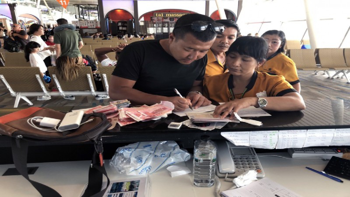 คนดีต้องชื่นชม !! ผอ.ท่าอากาศยานภูเก็ตมอบรางวัลแก่ พนักงานทำความสะอาดหลังนำเงินสกุลหยวนและสกุลเงินไทยที่เก็บได้ในห้องน้ำชายไปมอบไว้(คลิป)