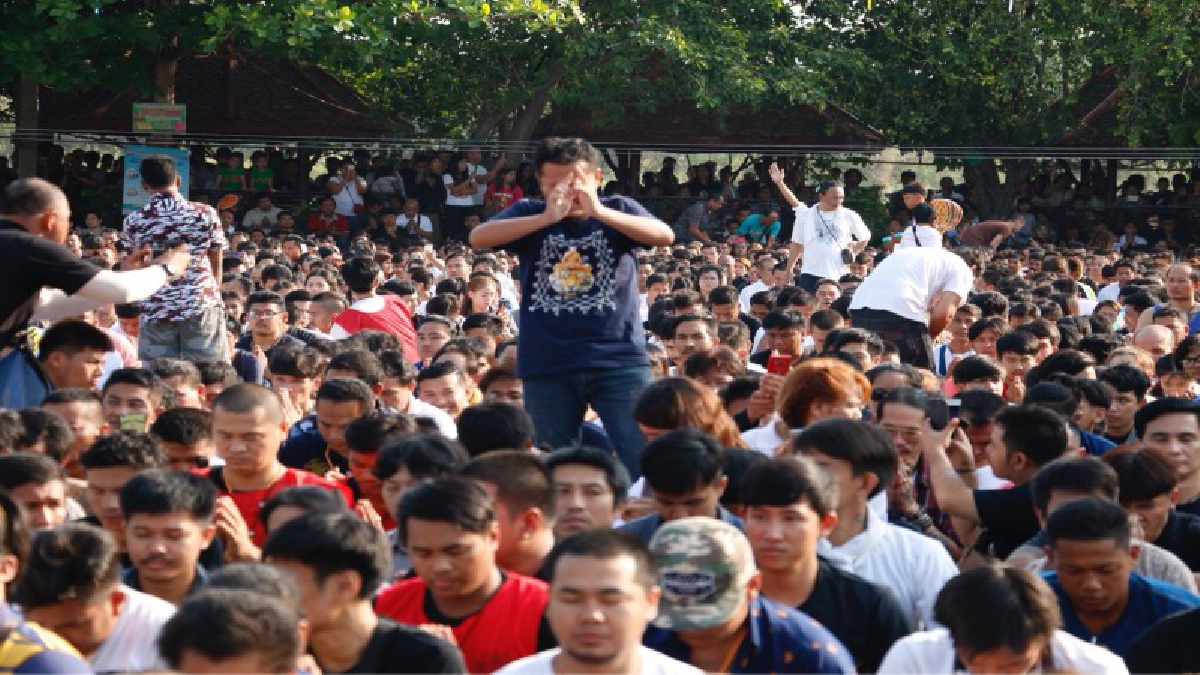 ศิษยานุศิษย์นับหมื่นคนแห่ร่วมพิธีไหว้ครูวัดหลวงพ่อเปิ่น เกจิอาจารย์ชื่อดังแห่งลุ่มแม่น้ำท่าจีน เจ้าของลายสักเสือเผ่นที่โด่งดังไปทั่วประเทศ