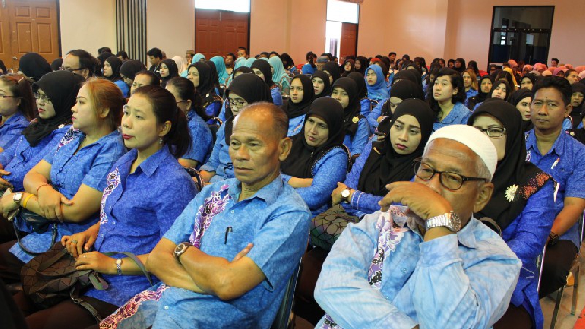 นราธิวาส จัดพิธีมอบรางวัลเชิดชูเกียรติในพิธีเปิดงาน 100 ปี การศึกษาเอกชน มุ่งมั่นพัฒนาการศึกษาไทย ขณะที่นายกฯสมาคมร้องยกระดับครูเอกชน