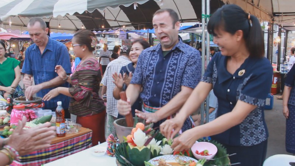 ม่วนอีหลี ม่วนหลาย แซบอีหลี แซบหลาย แข่งขันส้มตำ เขยฝรั่งนานาชาติที่อุดรฯ โชว์ลีลา แม่ค้าต้องอาย ในงาน "GMS FABRIC EXPO 2018" (ชมคลิป)