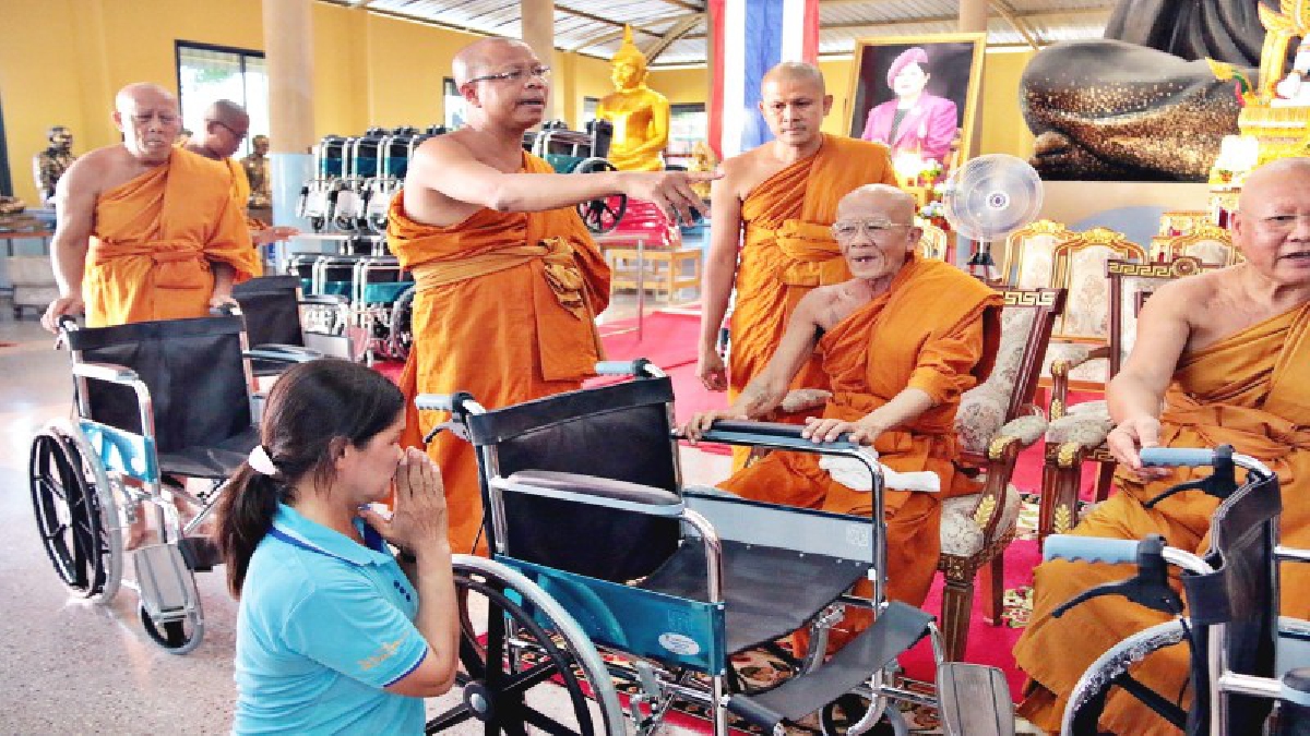 สัตหีบคณะสงฆ์พร้อมผู้มีจิตศรัทธาร่วมกันมอบรถวีลแชร์ให้ผู้พิการสร้างกำลังใจต่อสู้ชีวิต