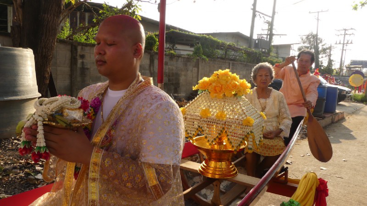 ปทุมธานี นายคัดท้ายเรือบวชลูกชายใช้เรือพายแห่นาค