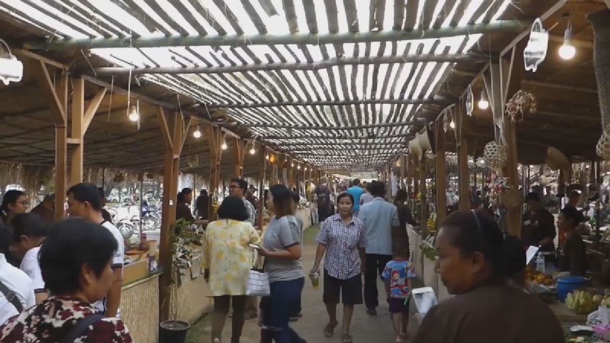 ฮือฮา แต่งชุดนักรบโบราณบริการตัดผมฟรี ที่ตลาด800ปีกรุงสุโขทัย