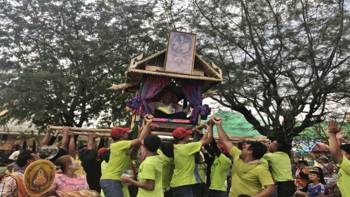ชาวบ้านจัดสืบสานประเพณีโบราณแห่นาคหมู่ประจำท้องถิ่น ด้วยวิธีการโยกและโยนตามแบบประเพณีโบราณเก่าแก่ ที่คนในชุมชนจัดสืบทอดกันมายาวนานนับร้อยปี