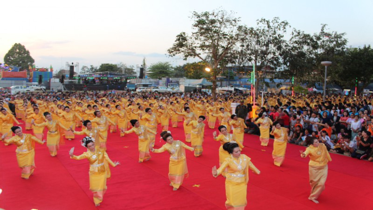 หลานย่าโมกว่า 400 คน ร่วมรำบวงสรวงรำลึกวีรกรรมท้าวสุรนารี (ชมคลิป)