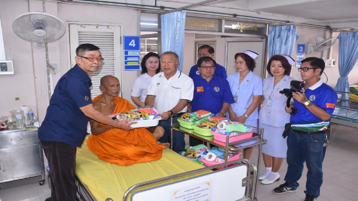 สื่อมวลชนนครนายก!!ร่วมกิจกรรมถวายสังฆทานพระสงฆ์อาพาธ (วันนักข่าว)
