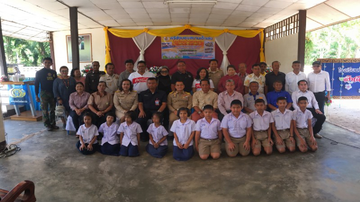 ชมรมนักข่าวสุราษฎร์ธานี จัดกิจกรรมปั่นสุขให้น้องมองชุดสนามเด็กเล่นในวันสื่อสารมวลชนหรือวันนักข่าว