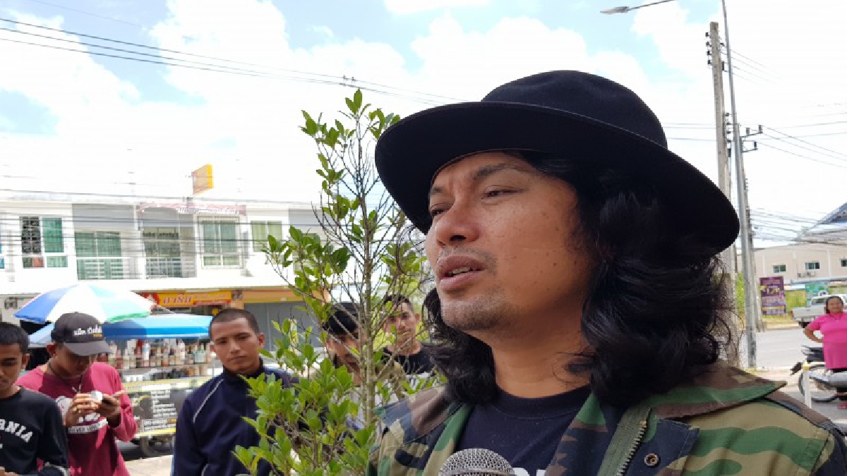 “เสก โลโซ” เดินทางมารายงานตัวที่ สนง.คุมประพฤติเมืองคอน เพื่อสอบสวนประวัติ พร้อมเผย "ให้ตนอยู่นอกคุกจะมีประโยชน์มากกว่าในคุก ใครจะร้องเพลง"