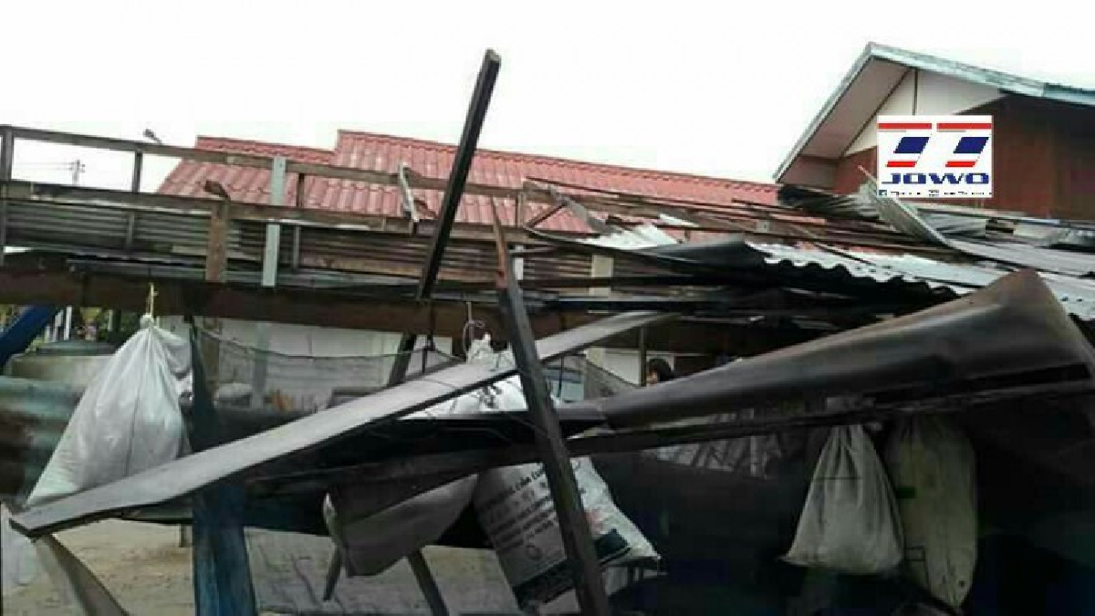 มันมาแบบไม่ได้ตั้งตัว !! พายุฝนถล่ม 4 หมู่บ้านที่ จ.สุรินทร์ ทำบ้านพังเสียหายหลายหลังคาเรือน (ชมคลิป)