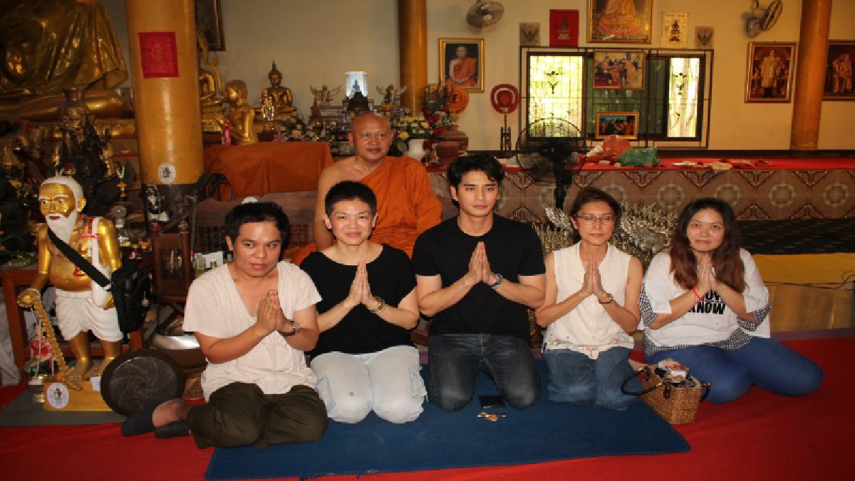 ปั้นจั่น  ในบทหมื่นเรืองราชภักดี จากละครดัง บุพเพสันนิวาส  เดินทางมาทำบุญที่อยุธยา กราบพระอาจารย์แดง เกจิดังเมืองกรุงเก่า (มีคลิป)