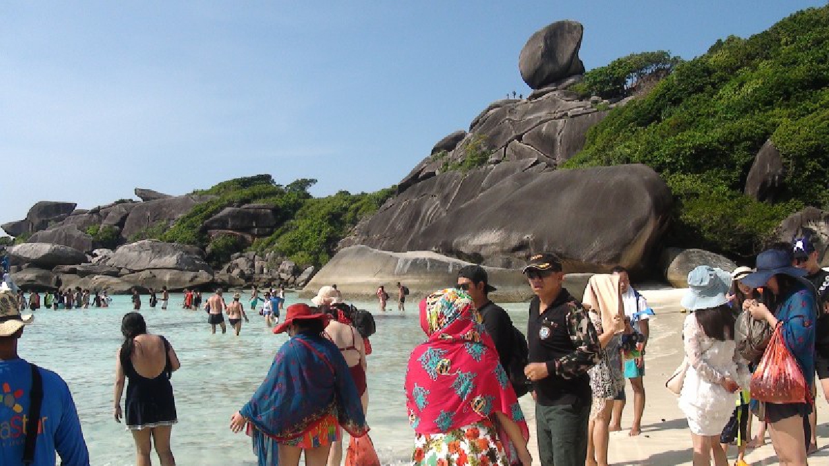 กรมอุทยานแห่งชาติ สัตว์ป่าและพันธุ์พืช กำหนดมาตรการต่างๆ เพื่อแก้ปัญหานทท.ล้นเกาะสิมิลัน ทำให้สถานการณ์ความแออัด เริ่มคลี่คลายดีขึ้น!?