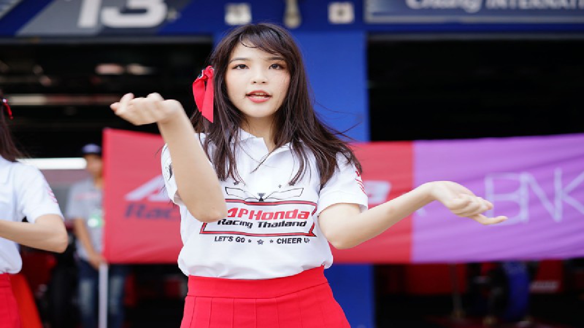 แอบมองเธออยู่นะจ๊ะ แต่เธอไม่รู้บ้างเลย คุกกี้เสี่ยงทาย BNK48 บีเอ็นเค 48 เชียร์ติดขอบสนาม เอเชีย โรด เรซซิ่ง