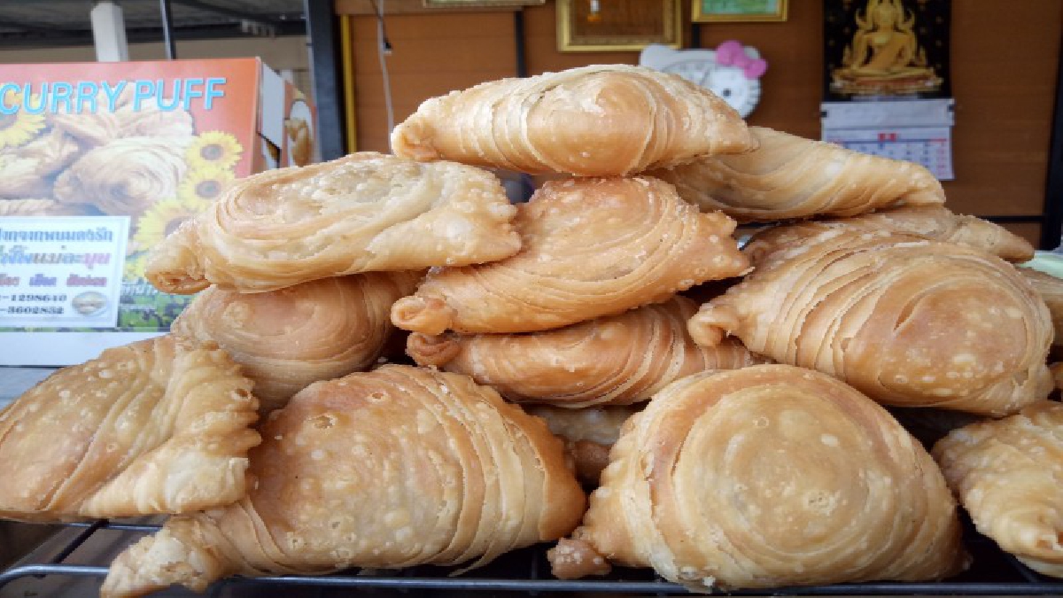 #อร่อยเวอร์!!.. “กะหรี่พัฟแม่ละมุน” สุดยอดของฝากจาก เมืองขุนเขาแห่งความรัก ด้วยประสบการณ์ ความอร่อยกว่า15 ปี (ชมคลิป)