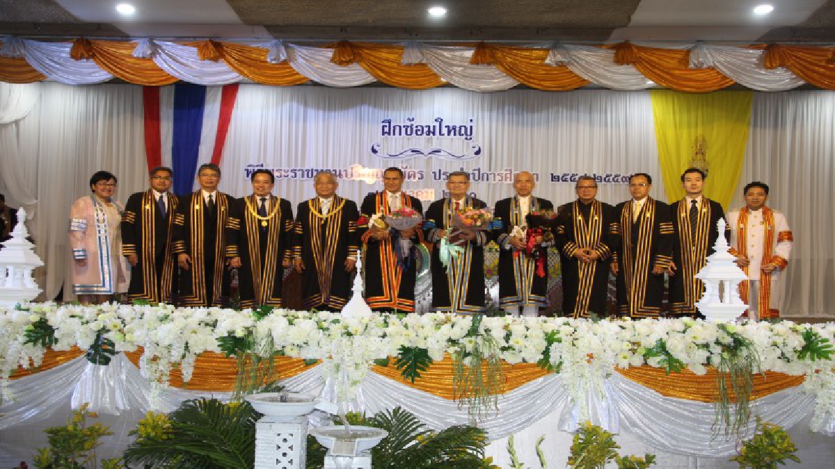 สรพงษ์ ชาตรี เข้าร่วมการซักซ้อมใหญ่พิธีพระราชทานปริญญาบัตรกับบัณฑิต ปลื้มที่ได้รับเกียรติจาก มรภ.พระนครศรีอยุธยา (ชมคลิป)