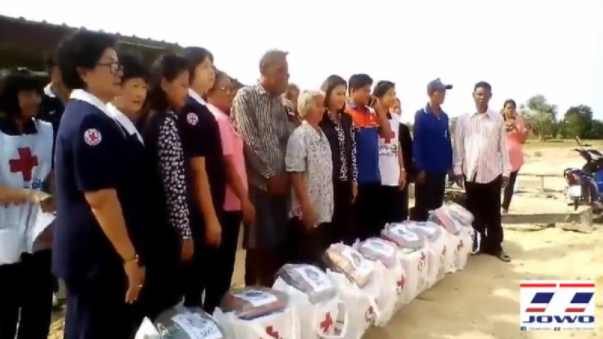เหล่ากาชาดจังหวัดสุรินทร์ รุดช่วยผู้ประสบวาตภัยเบื้องต้น รวมบ้านเรือนเสียหายทั้งสิ้น 16 หลังคาเรือน (คลิป)