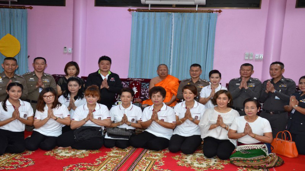 ผู้การสุพรรณฯ พาตำรวจในสังกัดเข้าวัด  ทำพิธีเจริญพระพุทธมนต์