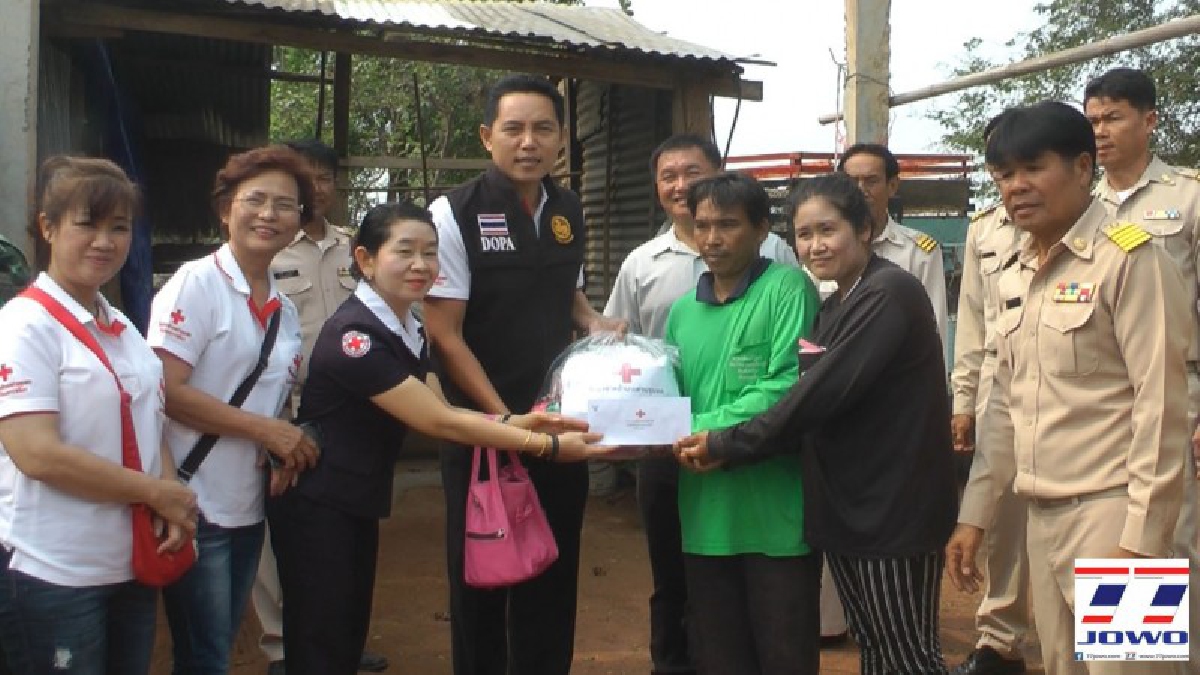 นายอำเภอด่านขุนทด และสมาชิกกิ่งกาชาด..รุดช่วยราษฎรที่ถูกพายุฤดูร้อนถล่ม จนบ้านเรือนเสียหายกว่า 65 หลัง (ชมคลิป)