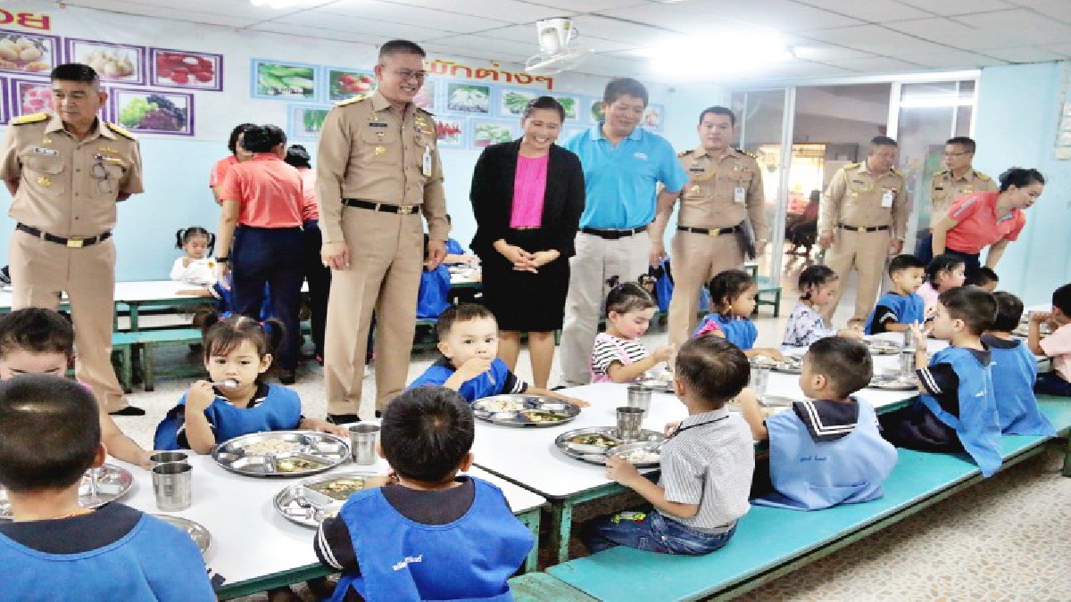 ทัพเรือภาคที่1เลี้ยงอาหารกลางวันเด็กปฐมวัยเนื่องในวันสถาปนาหน่วย