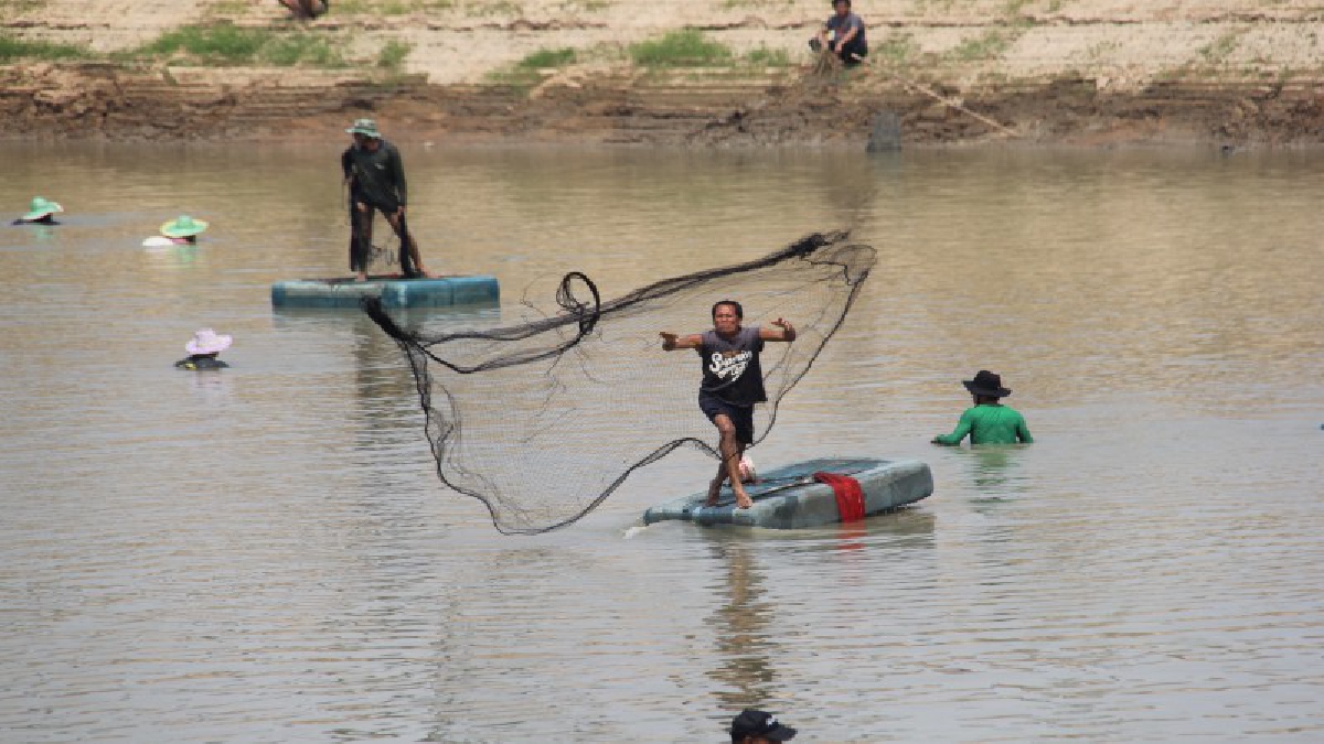 ชาวบ้านทอดแหในอ่างเก็บน้ำคลองลึกบ หารายได้เป็นกองทุนการจัดการน้ำและสัตว์น้ำปล่อยลงสู่อ่างเก็บน้ำในหมู่บ้าน หลังน้ำเริ่มลดเริ่มหน้าแล้ง