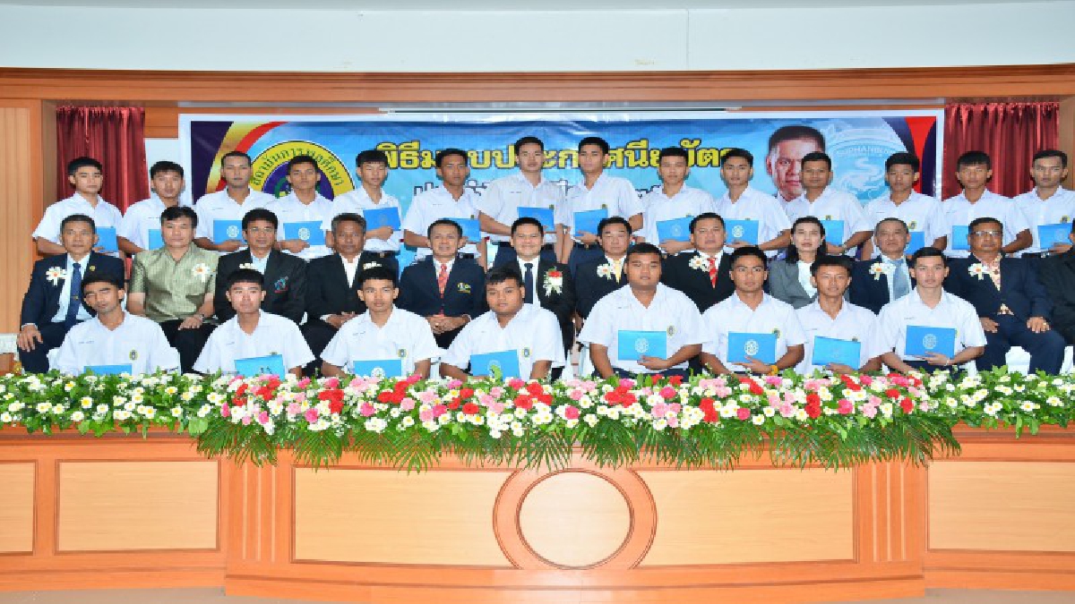 โรงเรียนกีฬาสุพรรณบุรี มอบประกาศนียบัตร ประจำปีการศึกษา 2560 ให้กับนักเรียนที่สำเร็จการศึกษาตามหลักสูตรการศึกษาขั้นพื้นฐาน รุนที่ 2 (ชมคลิป)