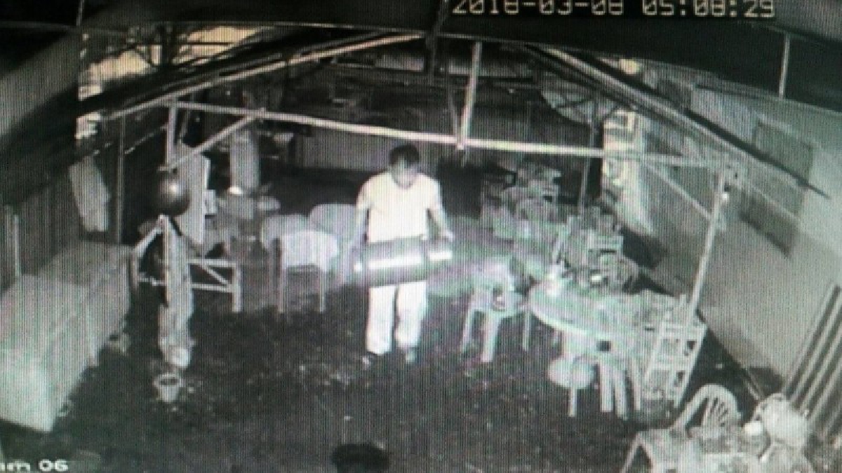วงจรปิดจับภาพ โจรสุดแสบ ขณะขโมยถังแก๊สร้านลาบ วอนผ่านสื่อ ฝากบอก “คุณโจร” ให้เอามาคืน จะทำลาบ-ก้อย ให้กินแบบแซ่บๆ (คลิป)