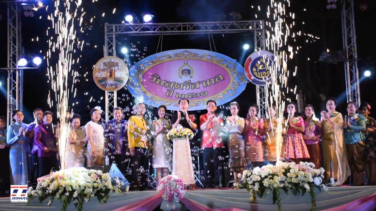 สุดชื่นมื่น ! ชาวโคราชแต่งชุดไทยย้อนยุค ร่วมงานวันสตรีสากล ประจำปี 2561 (ชมคลิป)