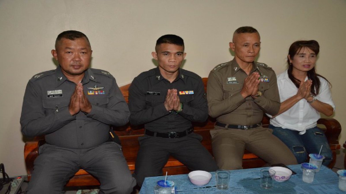 ศรีสะเกษ ! แชมป์โลก..ทำบุญให้ย่าที่เลี้ยงมาแต่เกิด ปั้นข้าวเหนียวกินหมกหมู และแกงหน่อไม้เป็นมื้อแรกที่บ้านเกิดอย่างอร่อย (ชมคลิป)