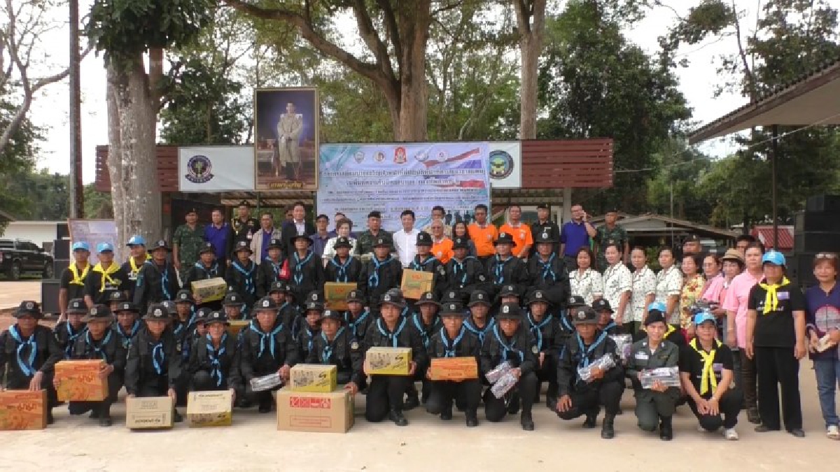 นครพนม ! ผบ.มทบ 210 ร่วมเอกชน มอบสิ่งของช่วยเหลือทหารตามแนวชายแดน (มีคลิป)