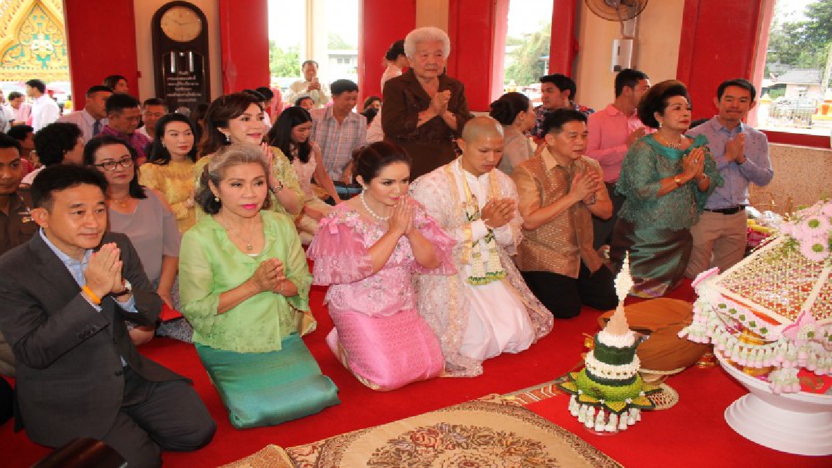 วัดแทบแตก..คนเรือนหมื่นพร้อมใจแต่งชุดไทยร่วมขบวนแห่นาค หลานชายนายก อบจ.กรุงเก่า (มีคลิป)