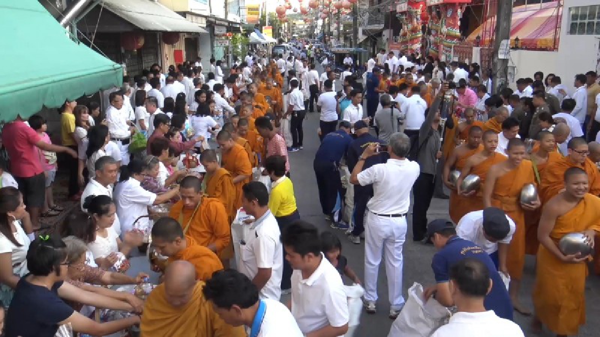 ยิ่งใหญ่ชาวสงขลาทำบุญตักบาตรบวงสรวงเสาหลักเมืองสงขลาครบ176ปี(ชมคลิป)