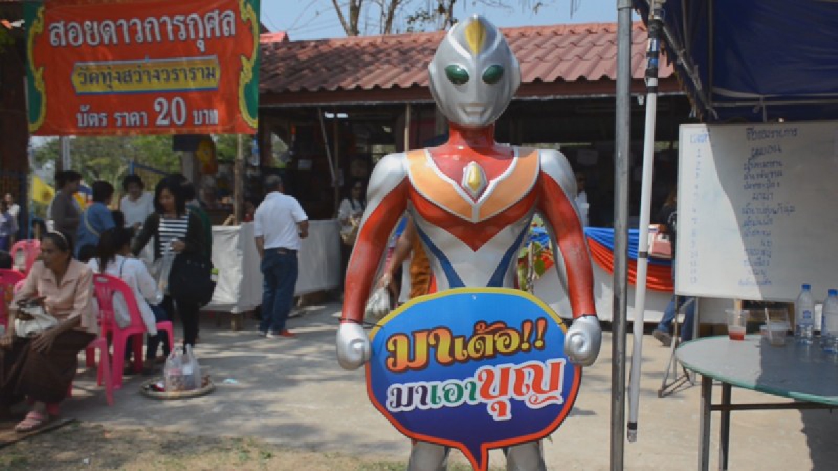 หนุ่มอุดรฯ เจ้าของร้านป้ายไอเดียบรรเจิด! นำหุ่นโมเดลซุปเปอร์ฮีโร่ บุกวัด งานบุญมหาชาติ ชาวบ้านแห่มาถ่ายเซลฟี่เป็นจำนวนมาก (คลิป)