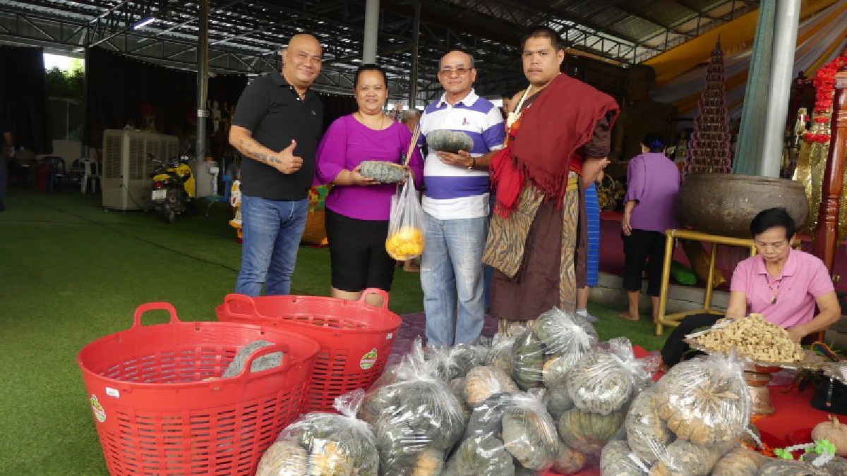 ปทุมธานี เจ้าของร้านกาแฟเงินล้านรับทรัพย์ใหญ่นำฟักทองมาแก้บนที่อาศรมฤๅษีเณร