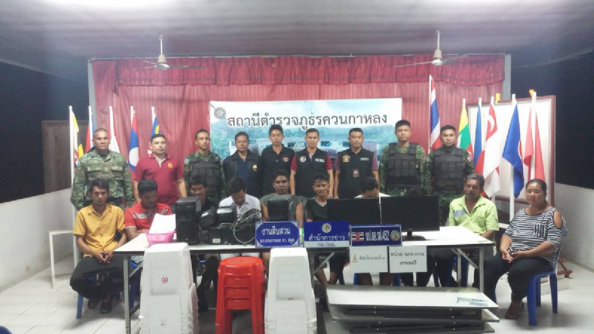 หมดสิทธิ์หนี!?? จนท.ทหาร-ตำรวจบุกเข้าจู่โจม จับโต๊ะพนันฟุตบอลต่างประเทศ รวบนักพนันพร้อมเจ้ามือ 10 คน..!! (ชมคลิป)
