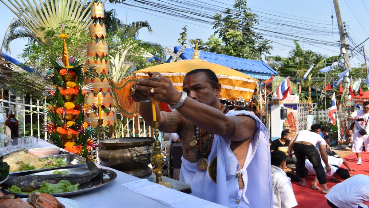 อุบลราชธานี..เปิดสำนักสักยันต์ศิษย์ขมังเวทย์ "หลวงพ่อเปิ่น" ที่เดียวในอีสาน (ชมคลิป)