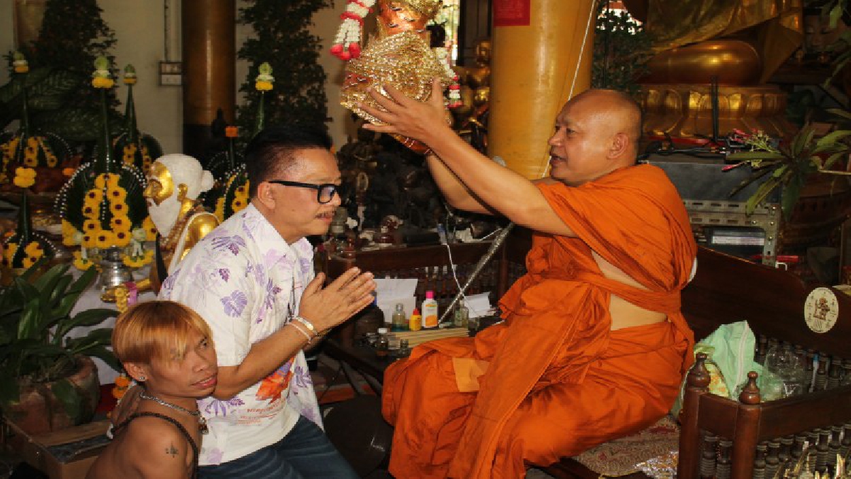 คนแห่ร่วมงาน พิธีทำบุญไหว้ครูครอบครู กับพระอาจารย์แดงเกจิดังกรุงเก่า เนืองแน่น นักร้องรุ่นใหญ่สุรชัย สมบัติเจริญ โผล่ร่วมงาน (มีคลิป)