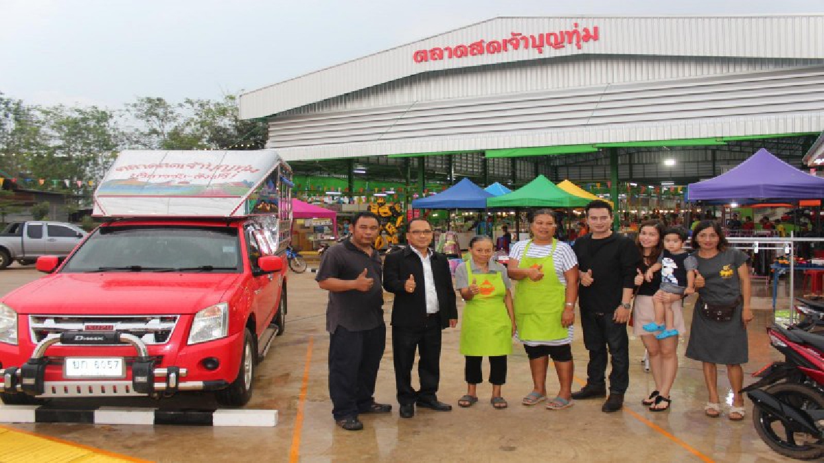 สมชื่อเจ้าบุญทุ่ม!!! จัดหนักช่วยสังคมผู้สูงอายุขายฟรีตลอดชีพ ปิดภาคเรียนเยาวชนมาตั้งร้านไม่เสียค่าบริการ สนองโครงการไทยนิยมยั่งยืน (ชมคลิป)